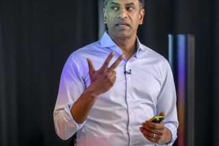 Novartis, ici son patron Vasant Narasimhan, a vu son bénéfice net hors facteurs jugés non récurrents grossir de presque 18% à 4,71 milliards de dollars. (archives) KEYSTONE/GEORGIOS KEFALAS